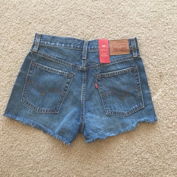 ✨Last1 NWT Levi’s Wedgie Fit High Rise Jean Short - Picture 4 of 4